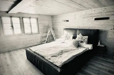 Ein Bett oder Betten in einem Zimmer der Unterkunft Luxury & Cosy 3.5 rooms apartment in almost 300 years old Chalet