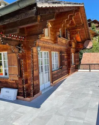 Das Gebäude in dem sich das Chalet befindet