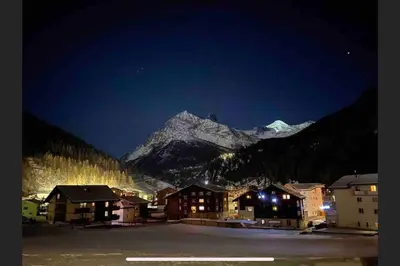 Ein allgemeiner Bergblick oder ein Berglick von der Ferienwohnung aus