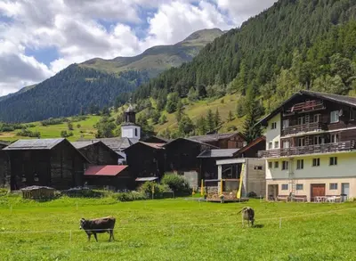 Ein allgemeiner Bergblick oder ein Berglick von des Chalets aus