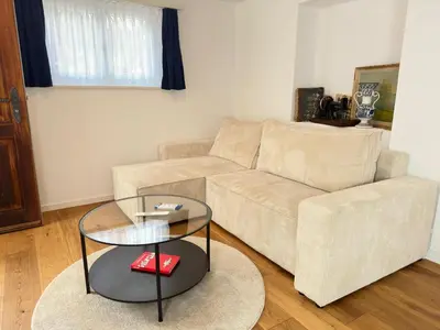 Ein Sitzbereich in der Unterkunft Alpina Appartment Kandersteg