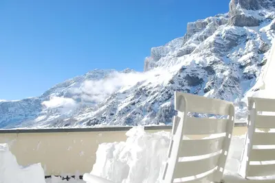 Ein allgemeiner Bergblick oder ein Berglick von der Ferienwohnung aus