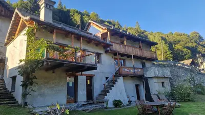 Das Gebäude in dem sich das Ferienhaus befindet