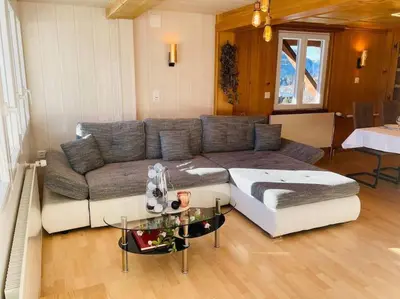 Ein Sitzbereich in der Unterkunft Apartment Chalet Im sunnigen Usblick