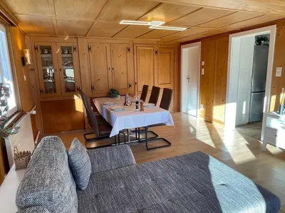 Ein Sitzbereich in der Unterkunft Apartment Chalet Im sunnigen Usblick