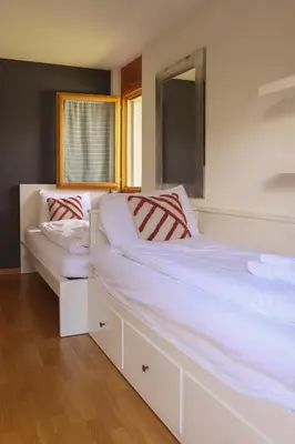 Ein Bett oder Betten in einem Zimmer der Unterkunft Family friendly 2-Bedroom near Golf & Ski slopes