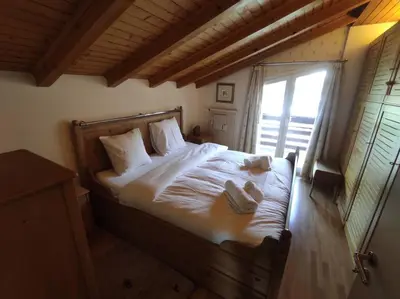 Ein Bett oder Betten in einem Zimmer der Unterkunft Attic Gem with Unbeatable Lake Moubra View