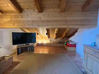TV/Unterhaltungsangebot in der Unterkunft Attic Gem with Unbeatable Lake Moubra View