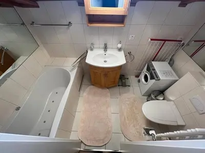 Ein Badezimmer in der Unterkunft Attic Gem with Unbeatable Lake Moubra View
