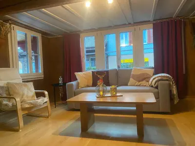 Ein Sitzbereich in der Unterkunft Cosy apartment in heritage protected swiss chalet