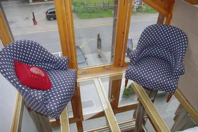 Ein Sitzbereich in der Unterkunft Forum L au centre de Zinal